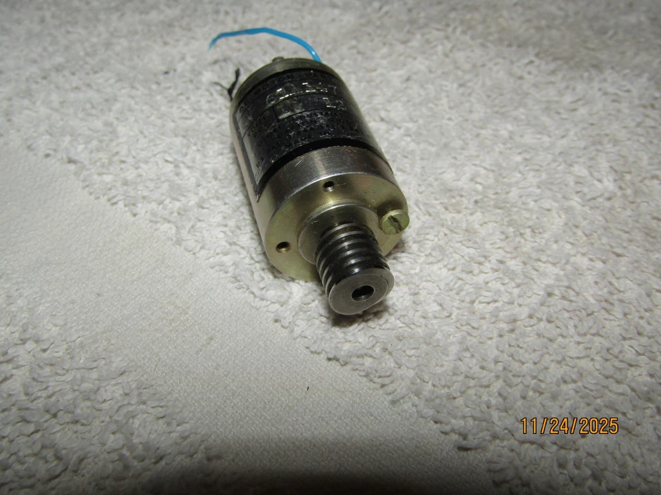 Vintage Globe Industries HO Locomotive 12V DC Motor with Worm Gear 61A147 Tested - Image 3 of 4