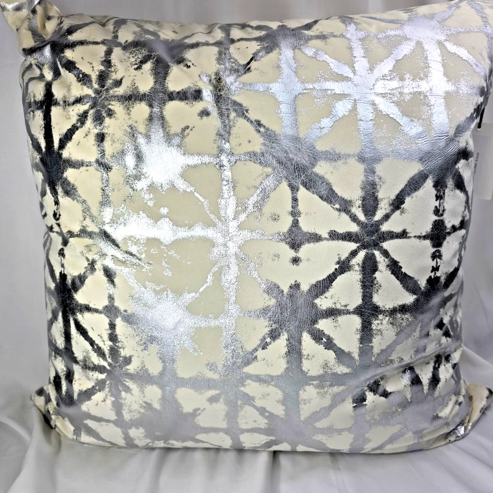 Juego de 2 almohadas de terciopelo Callisto Home 24"x24" plata brillo ráfaga marfil Foto 2 de 4
