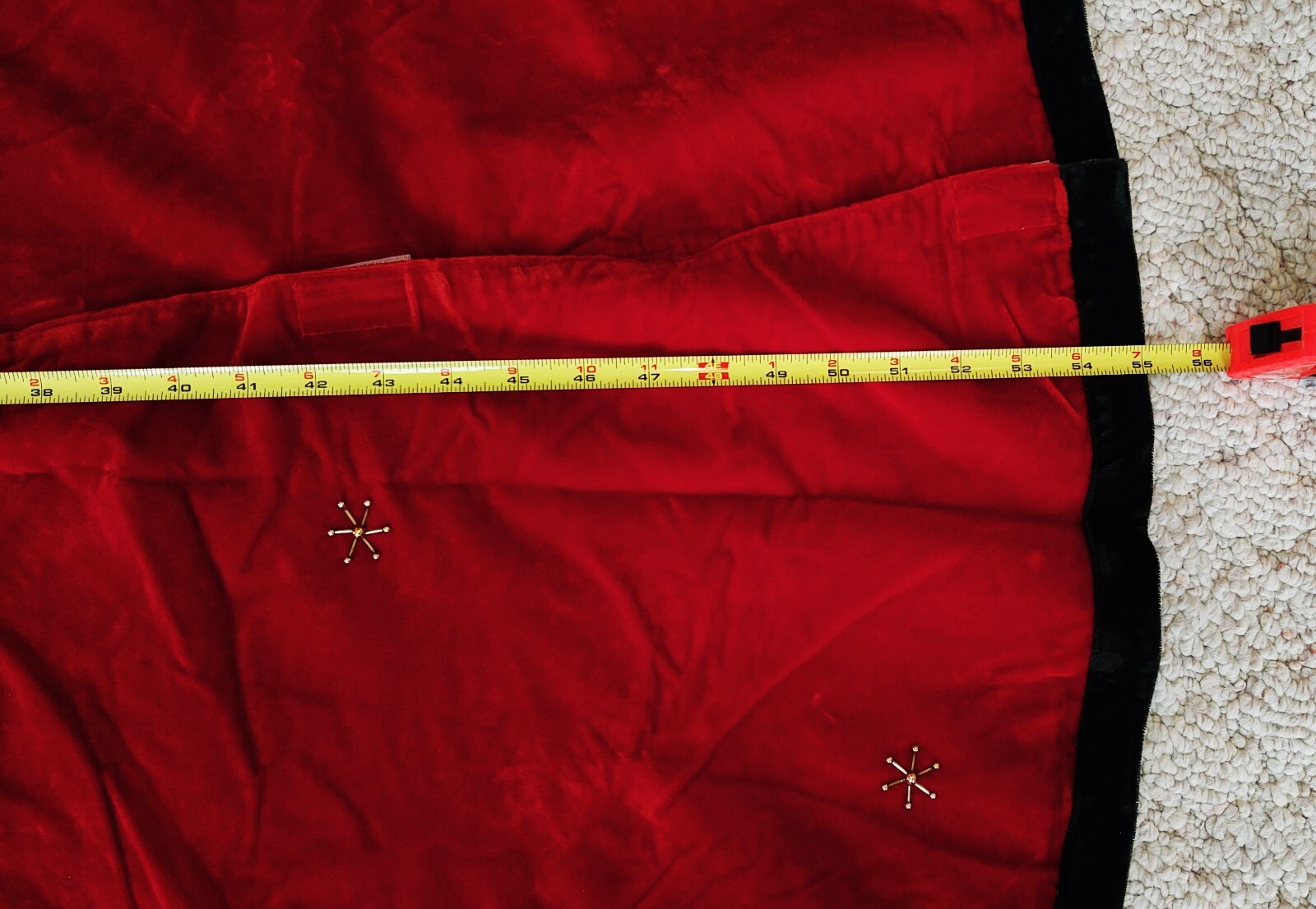 RED VELVET SEQUENCED CHRISTMAS TREE SKIRT! SANTA AND REINDEER