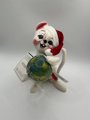 ANNALEE DOLLS 2000  PATRICIA  PEACE ON EARTH MOUSE-7  (#986200) STERN S W/TAGS