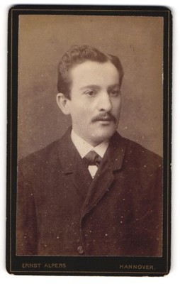 Fotografie Ernst Alpers, Hannover, junger Mann im Anzug mit Fliege 