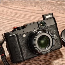 FUJIFILM X10 12MP Digital Camera with 12 Megapixel Optical Zoom Black 90 New