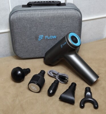 Flow Elite Neon blue Massagepistole Mini mit WÄRMEAUFSATZ / 5 Aufsätze