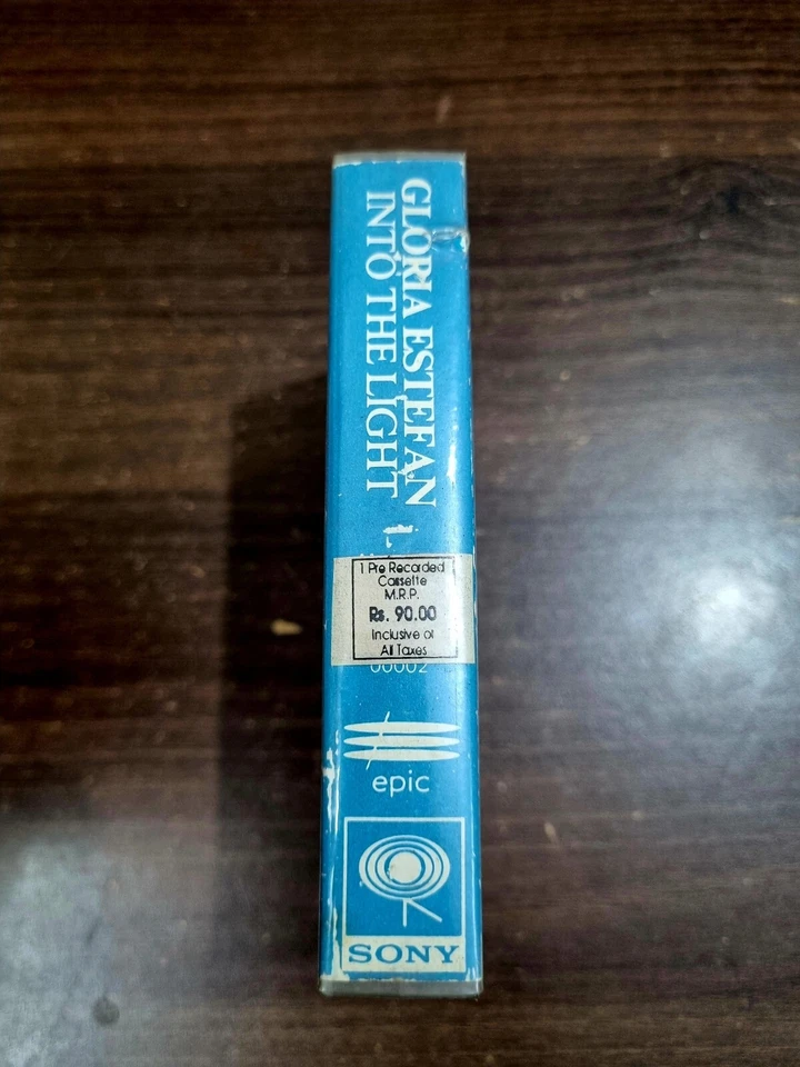 Gloria Estefan Into The Light INDIA CLAMSHELL CASSETTE 1991 TAPE - Image 2 of 4