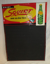 Letrero de hojalata en relieve menú de pizarra de refresco "Enjoy Squirt" de colección, 273/4" X 191/2", ca 1959