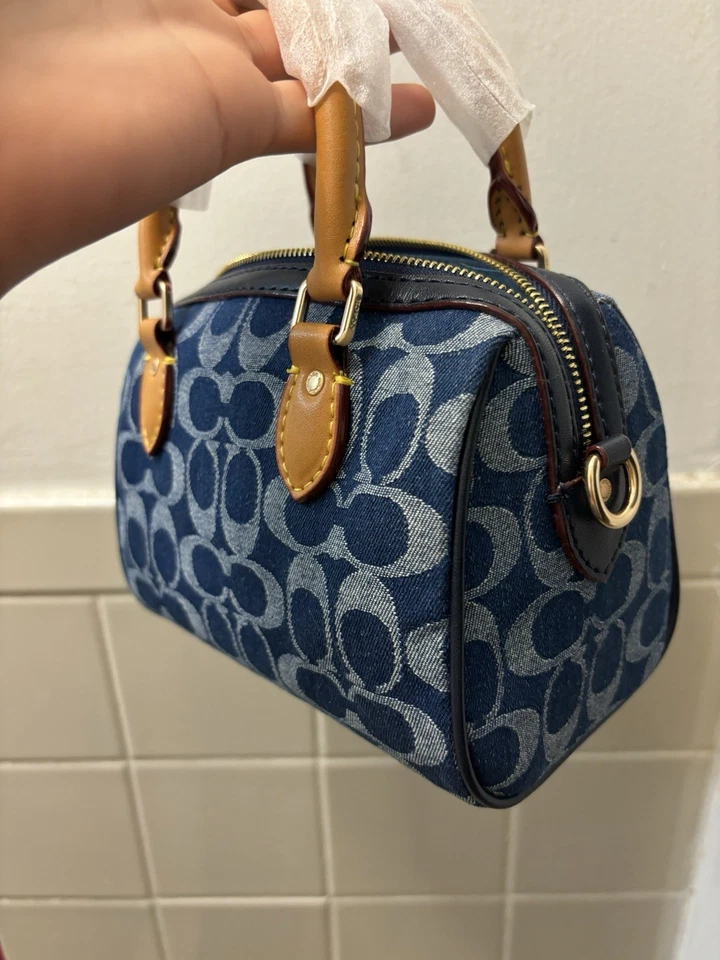 Bolso Bandolera Coach Mini Rowan Limitado Nuevo con Etiquetas en Denim Signature, sin encanto alegre Foto 4 de 4