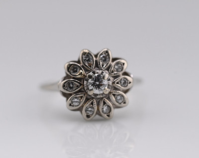 Wunderschöner früher Vintage Ring 14 Karat Weißgold Stern Diamant