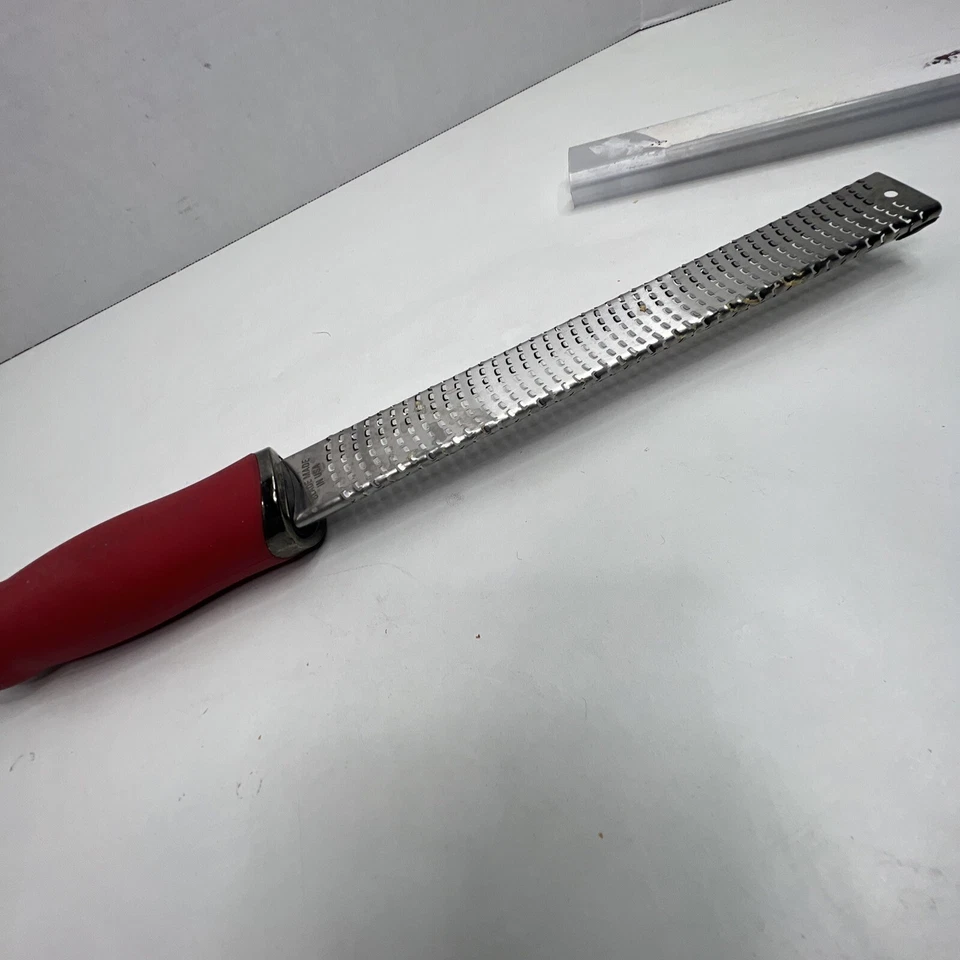 Microplano 40120 Premium de acero inoxidable rojo Zester/rallador rojo vintage hecho en EE. UU. Foto 4 de 4