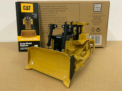 DieCast Masters Cat D8T Track-Type Tractor 1/50 Scale Model Toy