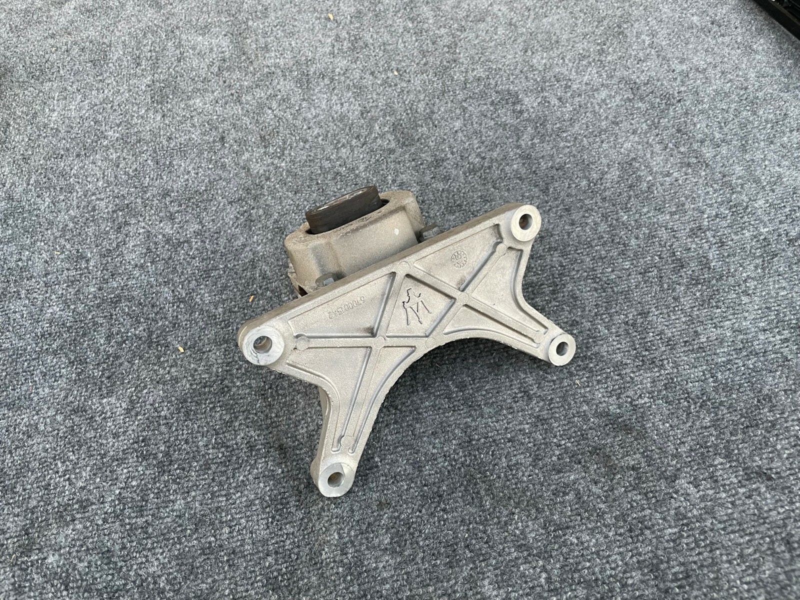 TRANSMISSION MOUNT/BRACKET ASSEMBLY OEM M157 42K 14-19 MASERATI GHIBLI Q4