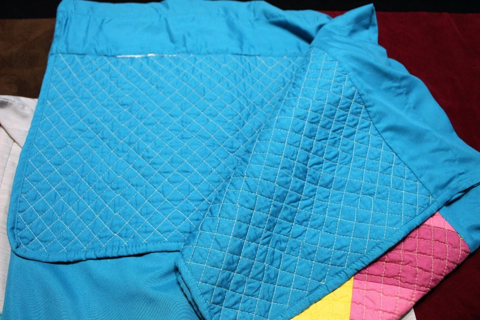 Cenefa de cortinas acolchada verde azulado, rosa, púrpura con dos paneles y lazos Foto 3 de 4