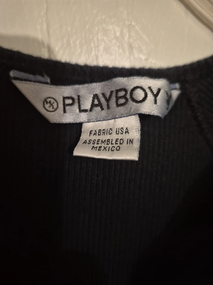 CAMISETA Y2K "X-TREME TEAM" PLAYBOY CORTE V MANGA CORTADA ACANALADA NEGRA Y ROSA M/L Foto 2 de 3