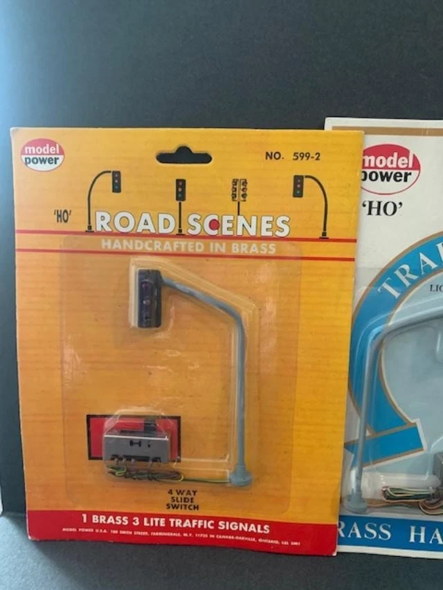 HO LOT OF 3 TRAFFIC SIGNALS. 4 SIGNALS ONLY WITH 4 WAY SLIDE SWITCHS. - Image 4 of 4