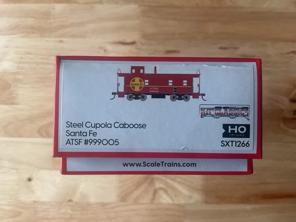 ScaleTrains Kit Classics HO scale steel cupola caboose, Santa Fe - Image 4 of 4