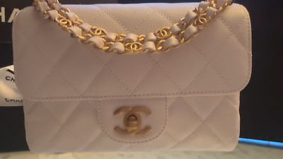 CHANEL ホワイト ミニバッグ Chanel 25 mini handbag, Grained calfskin & gold-tone metal, white