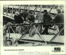 1990 Press Photo Richard Stanley (with hat) directs Hardware - lrp10781