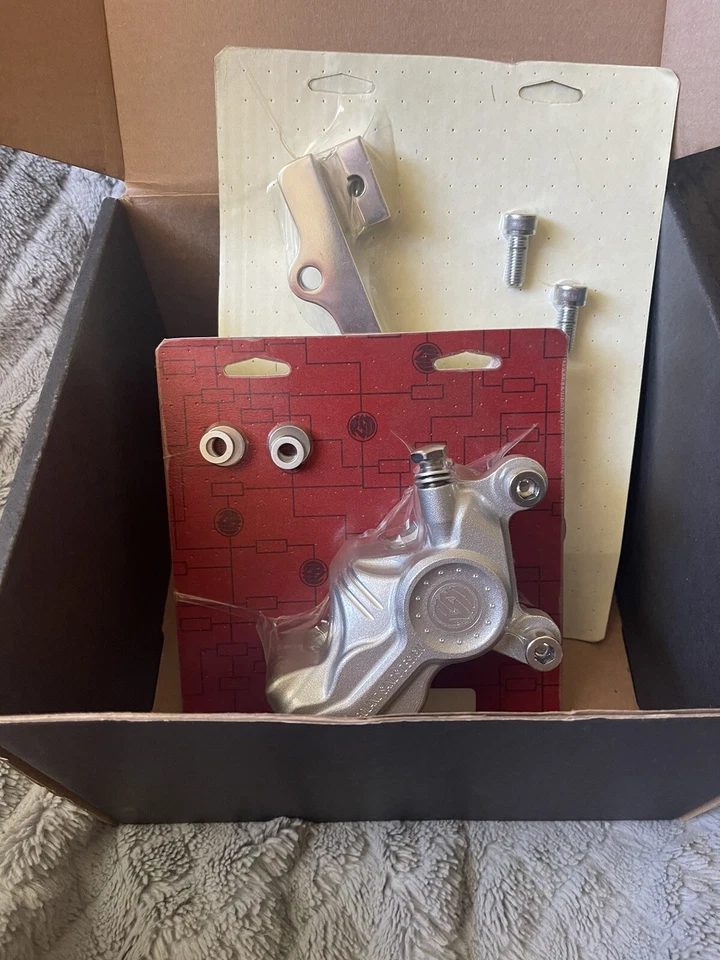 Pinza de freno Roland Sands Harley Davidson 4 potes, soporte más HD Touring Foto 4 de 4