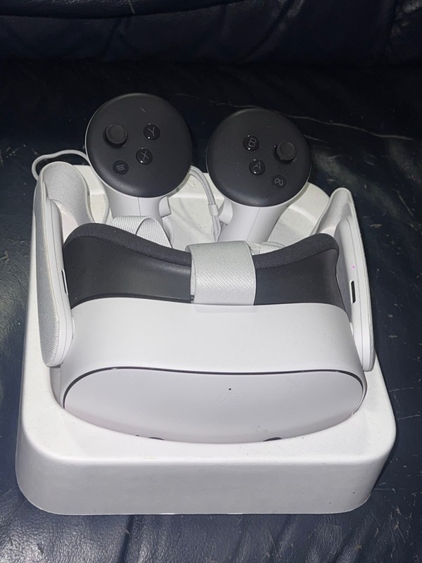 Meta Quest 2 White Plastic Standalone VR Headset with Controllers