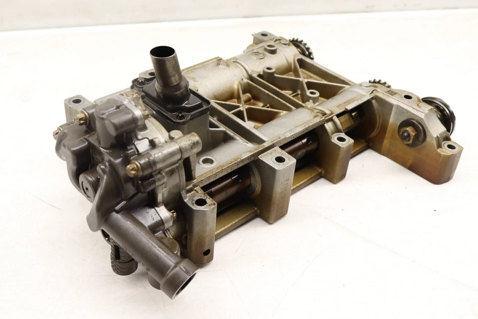 Mercedes-Benz SLK200 2005-2015 - Bomba de aceite del motor/carcasa del eje de equilibrio Foto 2 de 4