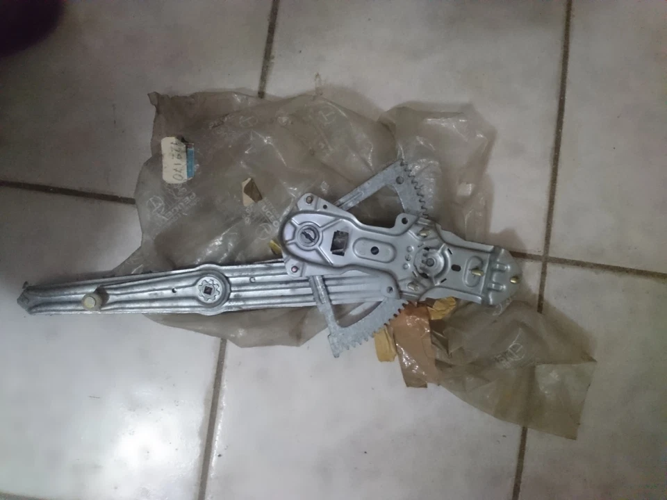 peugeot 205 window regulator genuine 9221.70 INCOMPLETE - Image 3 of 3