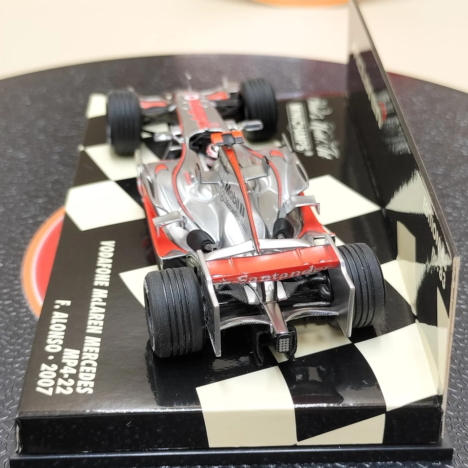 MINICHAMPS 1/43 Vodafone McLaren Mercedes MP4-22 Fernando Alonso 2007 530074301 - Image 4 of 4
