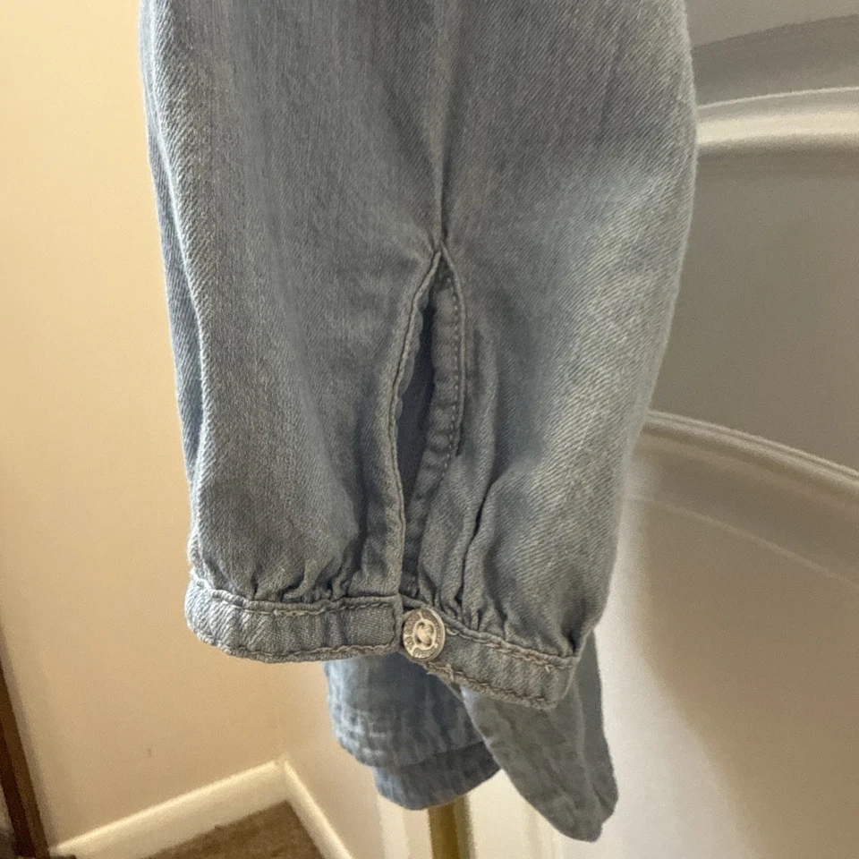 Camisa para mujer Universal Thread Good Co azul denim con botones talla M manga larga Foto 4 de 4