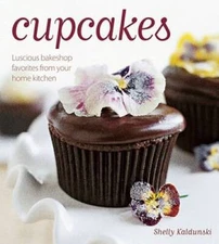 Cupcakes: Luscious bakeshop favorites from your home kitchen - VERY GOOD