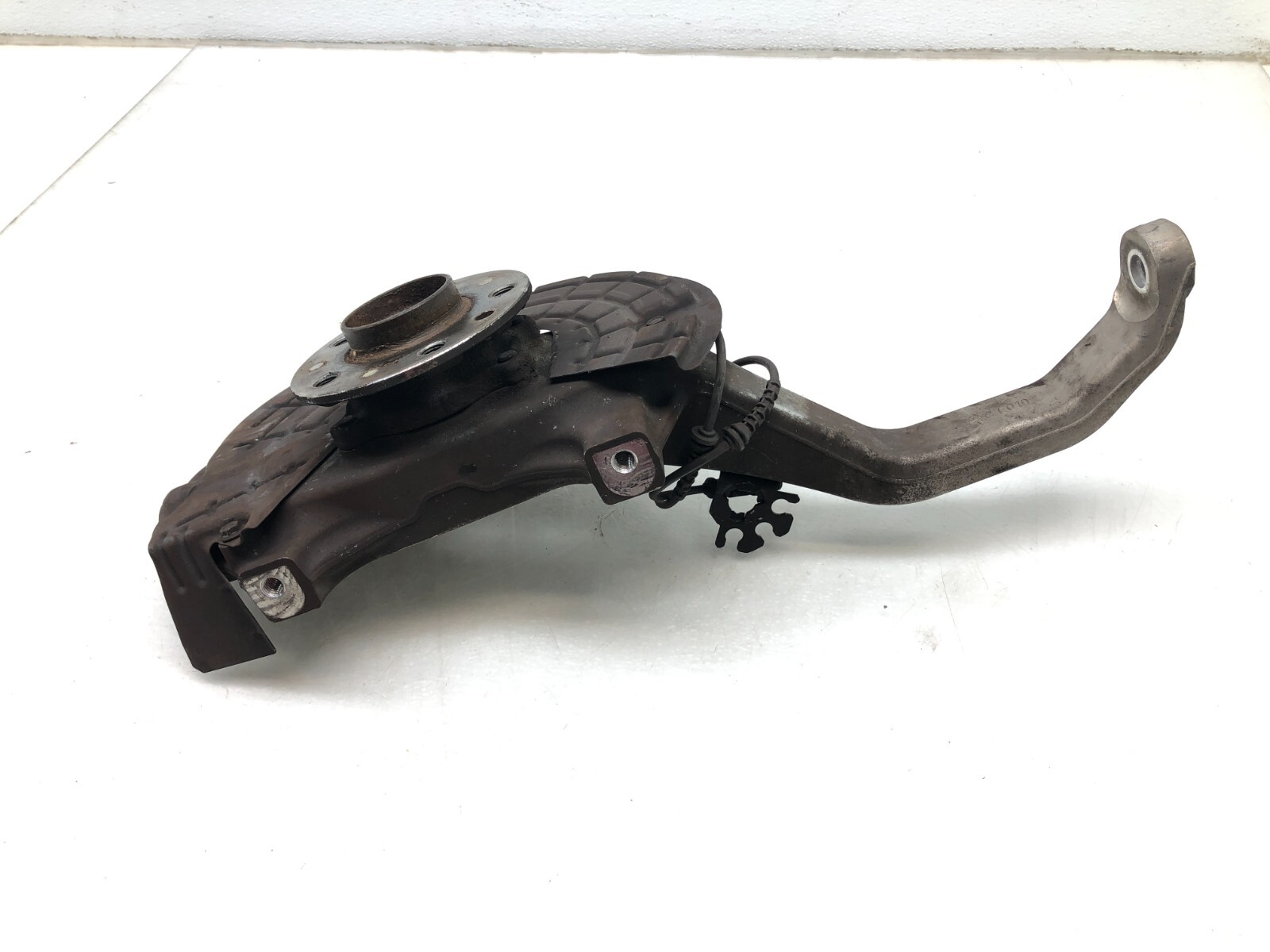 2014-2019 MASERATI GHIBLI AWD RIGHT PASSENGER FRONT SPINDLE KNUCKLE HUB OEM.