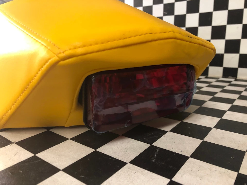 Conjunto de asiento Ski-Doo MXZ X 600RS XP XS RS 2008-2015 OEM negro/amarillo con luz trasera Foto 2 de 4