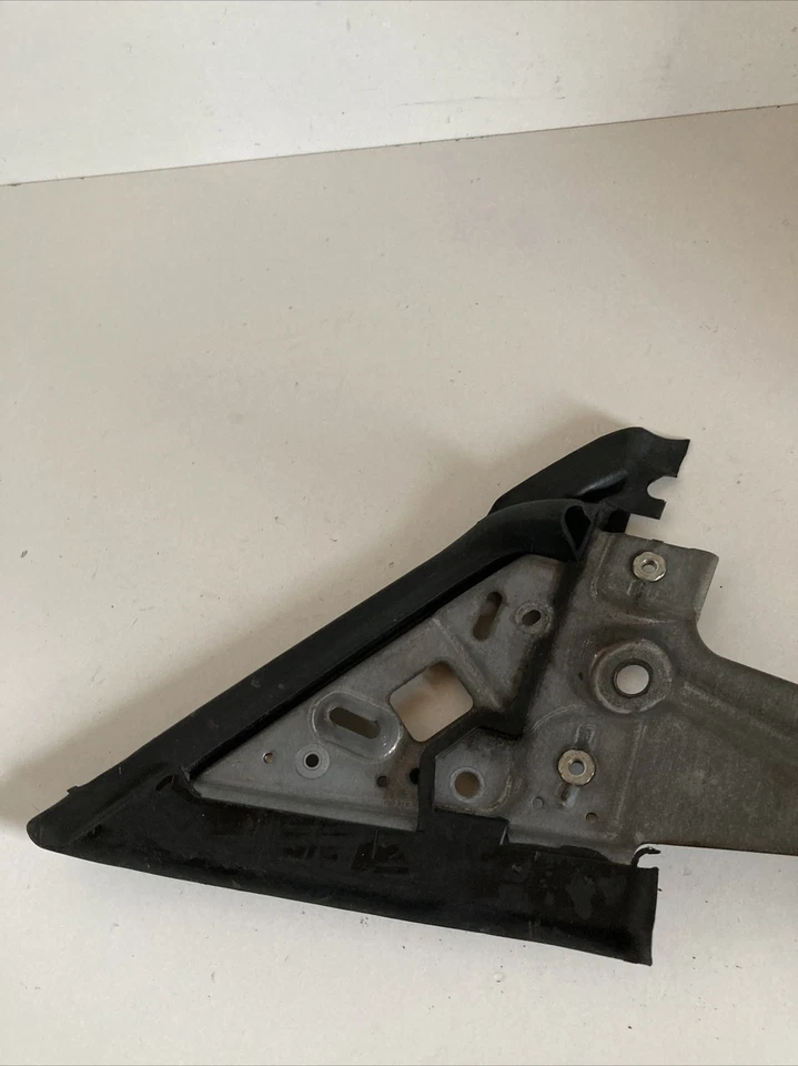 Soporte moldura izquierda Chrysler Sebring 05000077Ae original 2.0 Crd 2008 descapotable - Imagen 3 de 4