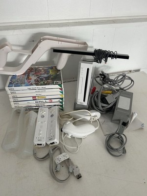 Nintendo Wii Weiß Konsole Bundle Weiß mit Controllern + 8 Spiele