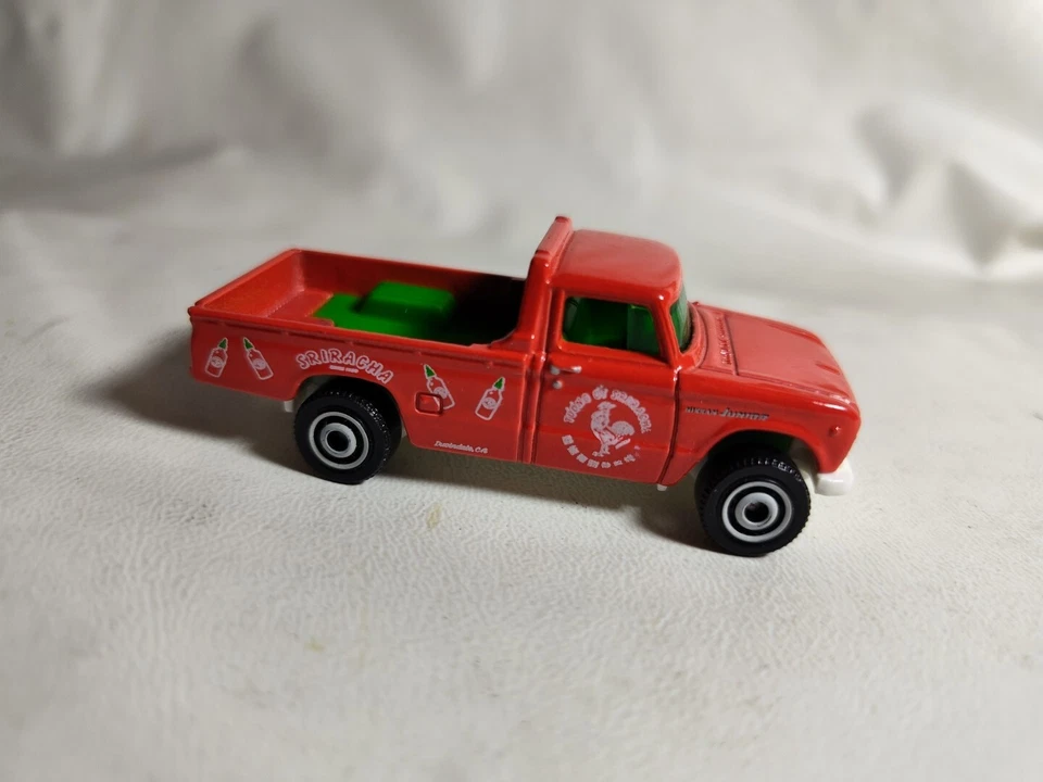Camión de reparto Matchbox '62 Nissan Junior Sriracha salsa rojo 1:64 - usado Foto 4 de 4