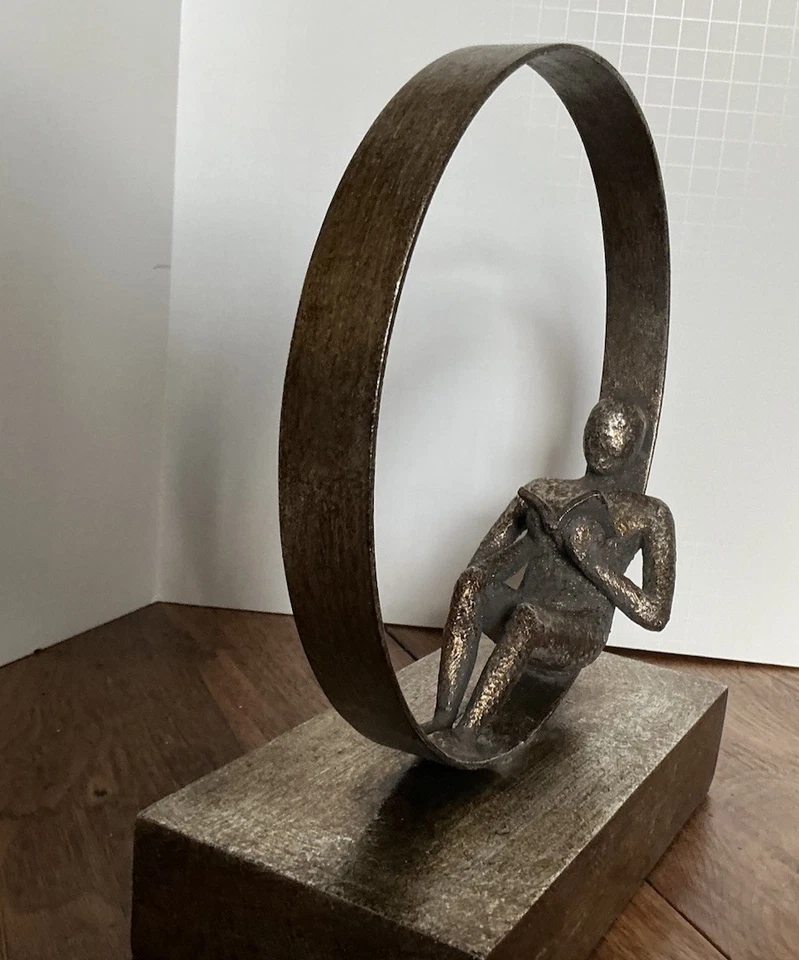 Скульптура Uttermost Grace Feyock человек читает в обруче металл и смола  - Изображение 2 из 4