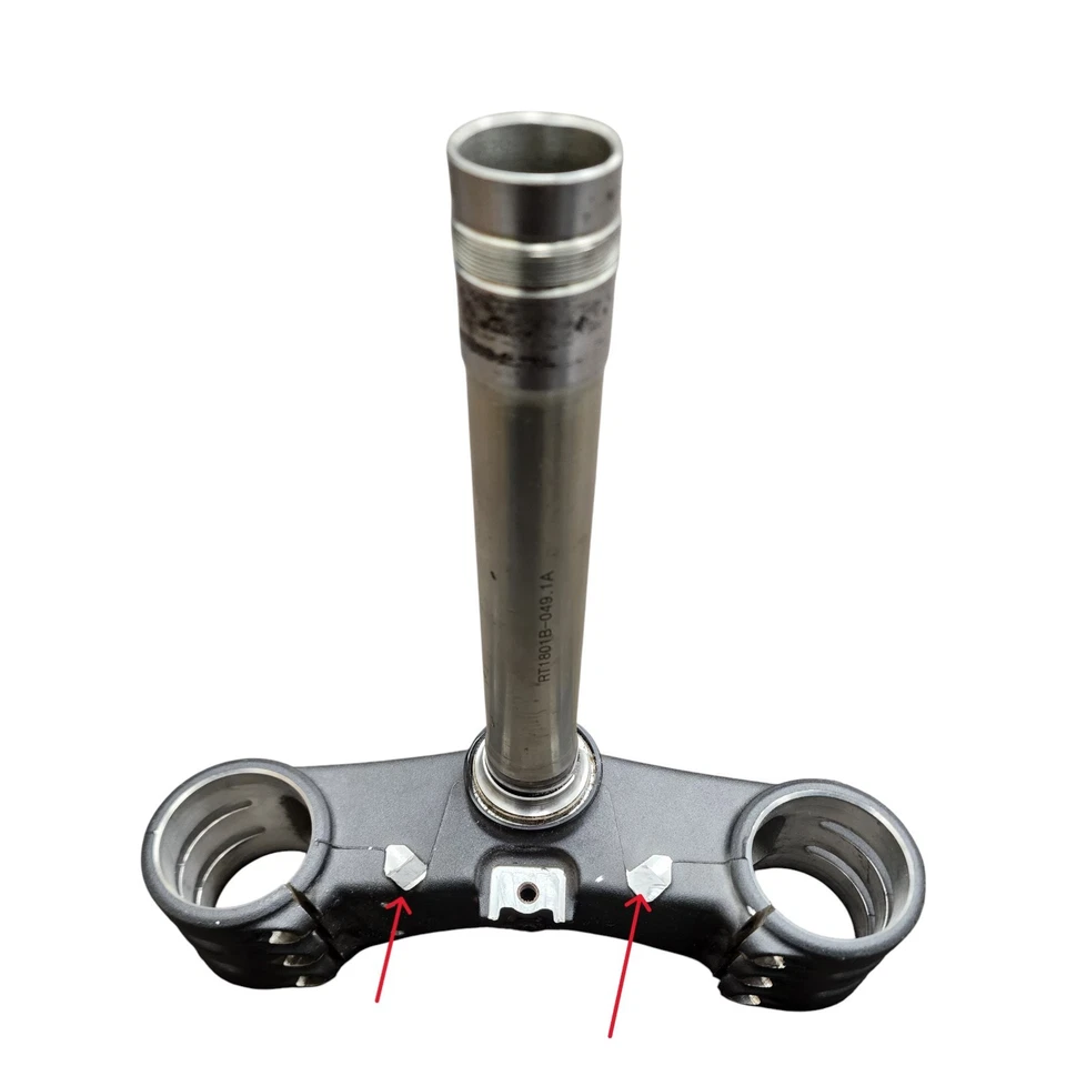 Ducati Panigale 1299 1299S 2015-2019 abrazadera de árbol triple inferior OEM 34230681A Foto 4 de 4