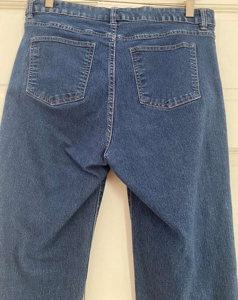 Pantalones de mezclilla azules Basic Additions s.10 recortados acampanados excelente estado $95 Foto 2 de 4