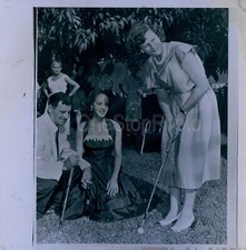 1953 BABE ZAHARIAS Trying Out Putter in Miami Wire Photo