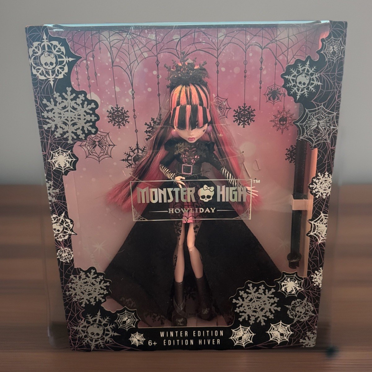 モンスターハイ　Howliday Winter Edition ドラキュローラ Monster High Fashionable Howliday Draculaura Doll, Winter