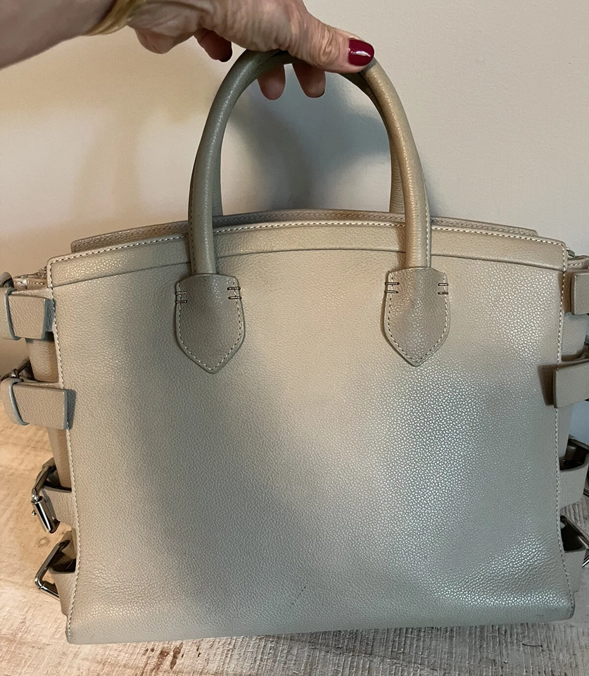 Cartera Giuseppe Zanotti Gris Claro Logo con Detalle de Hebilla Plateada Foto 3 de 4