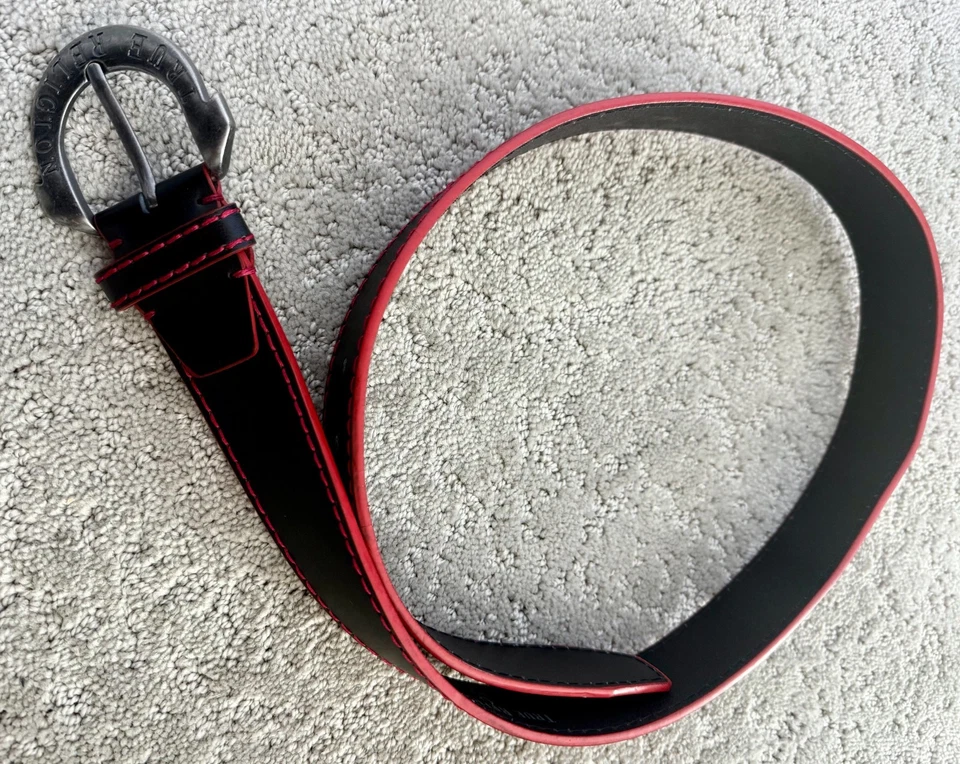 Cinturón negro True Religion para hombre con hebilla de herradura con costuras rojas talla 30 Foto 3 de 4