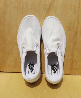 Size 9.5 Men Vans Classic Unisex Slip On Skate Shoes White  display picture 3