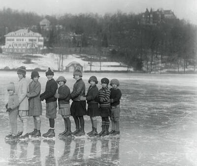 Rich sport rich this Tuxedo Park Lake New York where flower soc- 1926 Old Photo