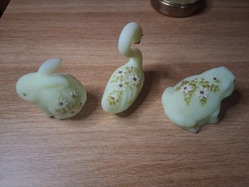 Fenton Hand Painted Swan Bunny & Frog Lot Uranium Glass Daisies On Custard