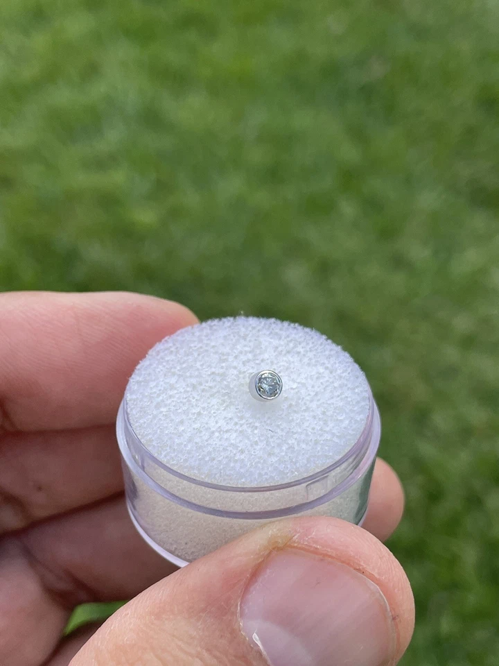 Diamante natural redondo de oro blanco macizo de 14 k con asentamiento de basilea superior de anclaje dérmico Foto 4 de 4