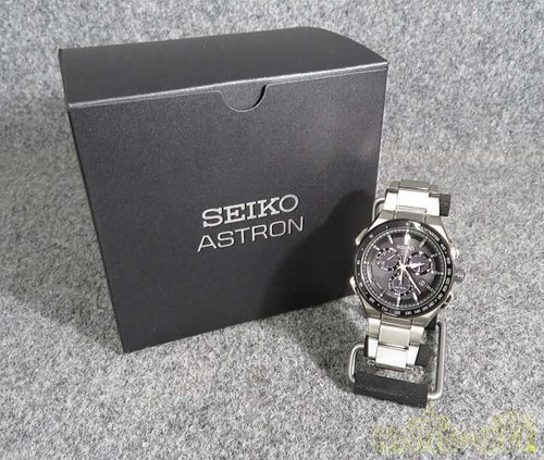Seiko Astron SBXB129 GPS Date Titane Argent Noir Rond Solaire Montre Hommes Auth - Photo 1 sur 5