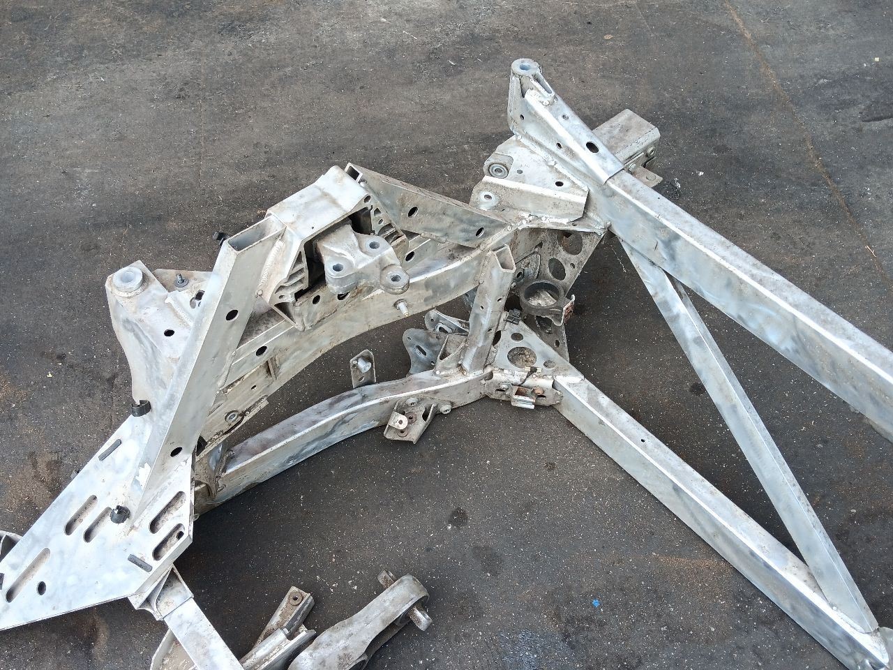 14-17 BMW i8 Rear Suspension Subframe Cradle Crossmember 39306856100 