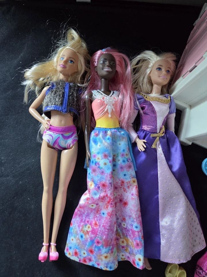 1996 Folding Pretty Barbie House Vintage + x3 barbie dolls and extras - Image 4 of 4