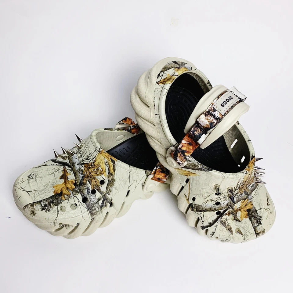 Crocs Plataforma Realtree Talla W 7/M5 - Personalizados con Picos Plateados - Ligeramente Usados Foto 2 de 4