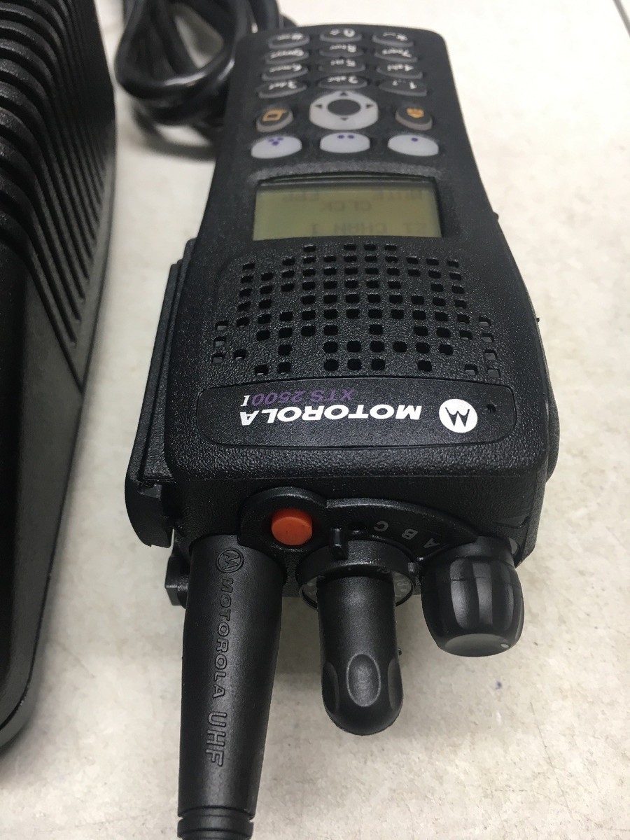 Motorola XTS 3000 ジャンク品 Motorola XTS3000 II UHF 403-470 Mhz RADIO with P25 MODAT MDC