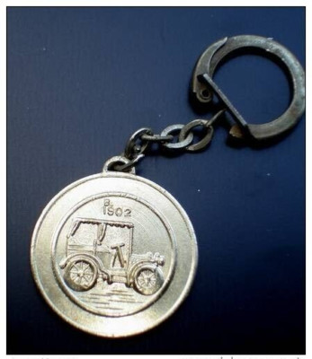 B08: OLD KEYRING METAL GOLD CAR TACOT LA B. 1902
