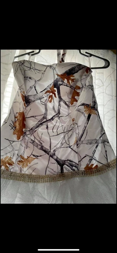 Vestido de boda o graduación camuflaje nieve árbol real Foto 3 de 4